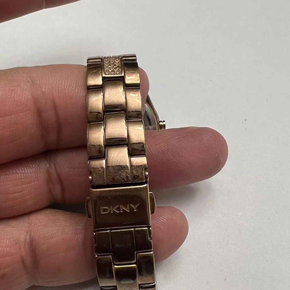DKNY Rose Gold model  NY8399 new battery keeps time date accurate - Picture 8 of 12